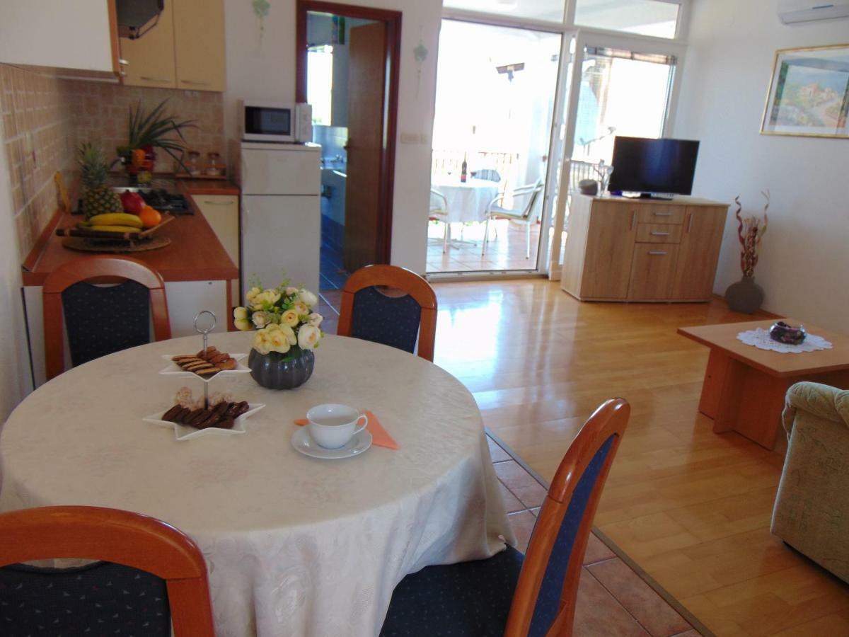 Apartment Mia Malinska Luaran gambar